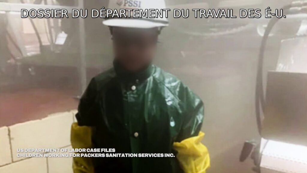 Portrait d’un jeune mineur travaillant dans une usine de conditionnement de poulet. L’enfant porte un casque et une combinaison verte. Texte superposé : « DOSSIER DU DÉPARTEMENT DU TRAVAIL DES É-U. US DEPARTMENT OF LABOR CASE FILES CHILDREN WORKING FOR PACKERS SANITATION SERVICES INC. » Style réaliste, atmosphère industrielle tendue. Image choquante et documentaire issue du film Big Chicken.