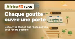 Illustration colorée de l'animation Chaque goutte ouvre une porte montrant un château d'eau, un centre de santé, une école et des cultures irriguées dans un village africain, avec le logo Africa50 Lyo